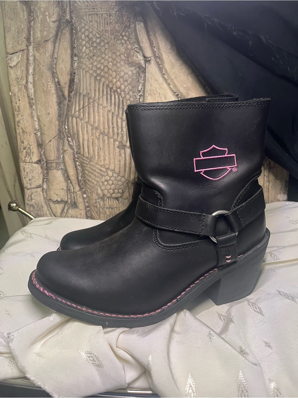 Sz8.5 Harley Davidson Morgan Black Leather Ankle Boots w Pink Stitching Logo